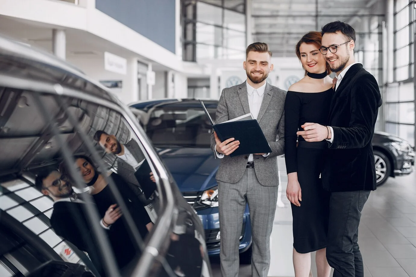 pareja-elegante-elegante-salon-autos